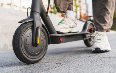 Monopattini elettrici: targhino, casco e nuove regole